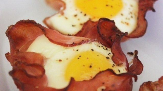 Fırında Pastırma Üzeri Yumurtalı Cupcake