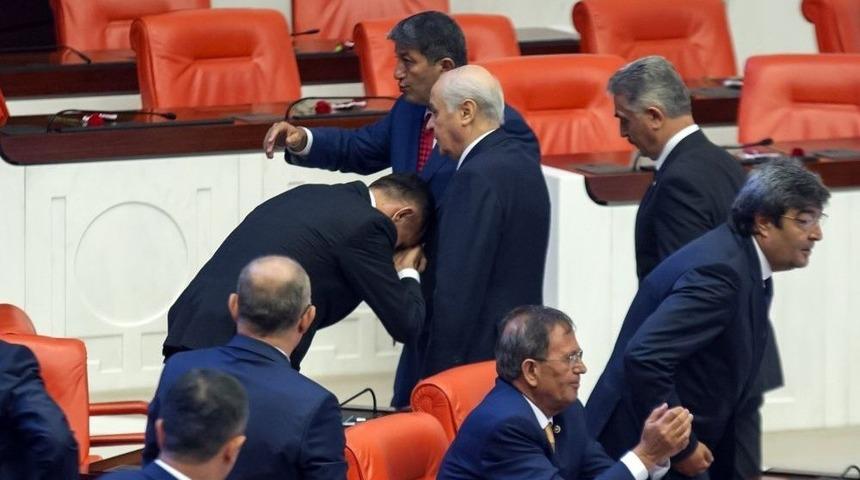 İyi Parti Milletvekili Bah&ccedil;eli&rsquo;nin Elini &Ouml;pt&uuml;