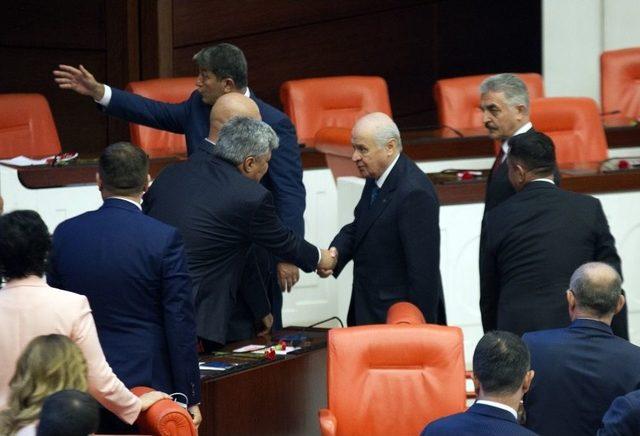 İyi Parti Milletvekili Bahçeli’nin Elini Öptü