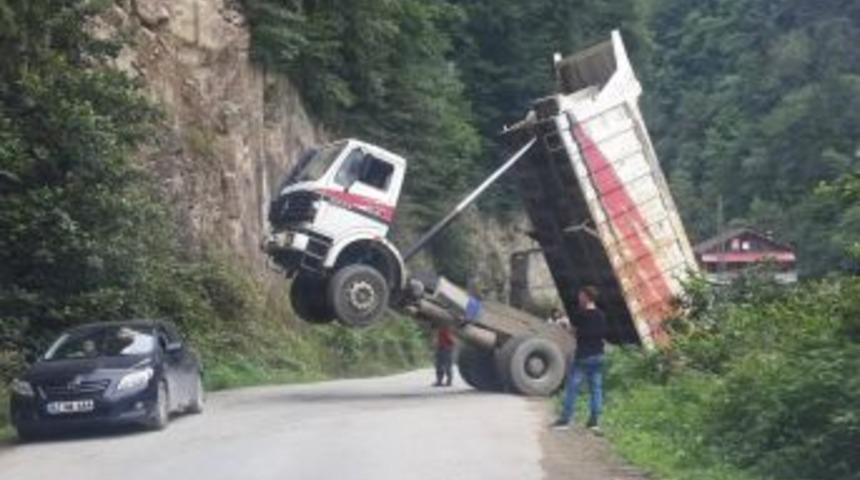 Taş Boşaltan Kamyon Askıda Kaldı