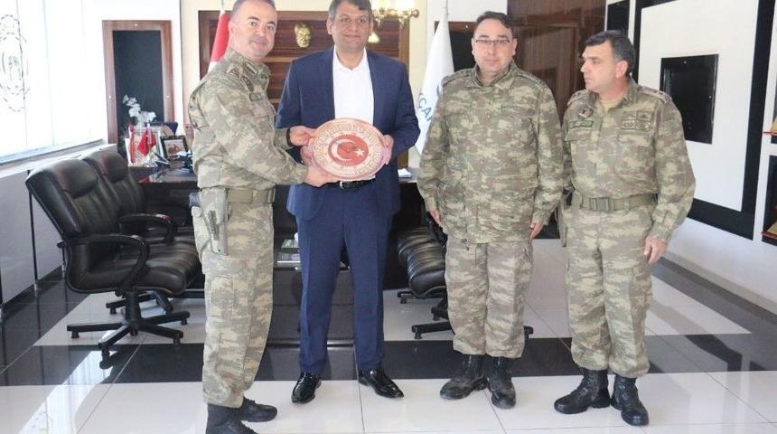 Tuğgeneral K&ouml;seali&rsquo;den Belediye Başkanı Ayhan&rsquo;a Teşekk&uuml;r Plaketi