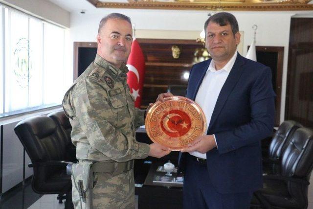 Tuğgeneral Köseali’den Belediye Başkanı Ayhan’a Teşekkür Plaketi