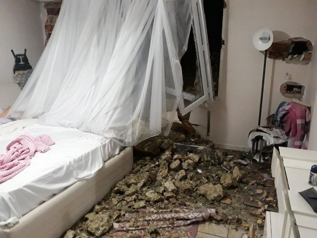 Hatay&rsquo;da Apartmana Dev Kaya Par&ccedil;aları D&uuml;şt&uuml;