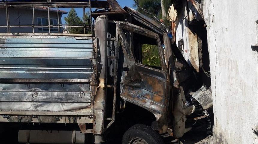 Alev Topuna D&ouml;nen &Ccedil;alıntı Kamyonet Eve Daldı: 4 Yaralı