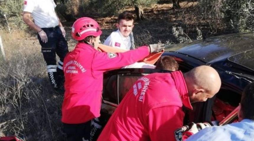 Otomobil Ağaca &Ccedil;arptı: 2 Yaralı