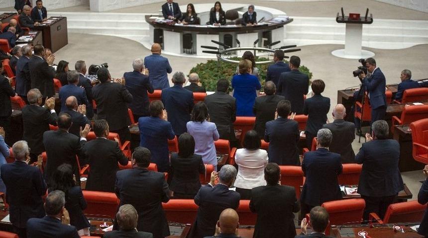 Chp İstanbul Milletvekili Enis Berberoğlu İsmi Okununca Chp&rsquo;liler Ayakta Alkışladı