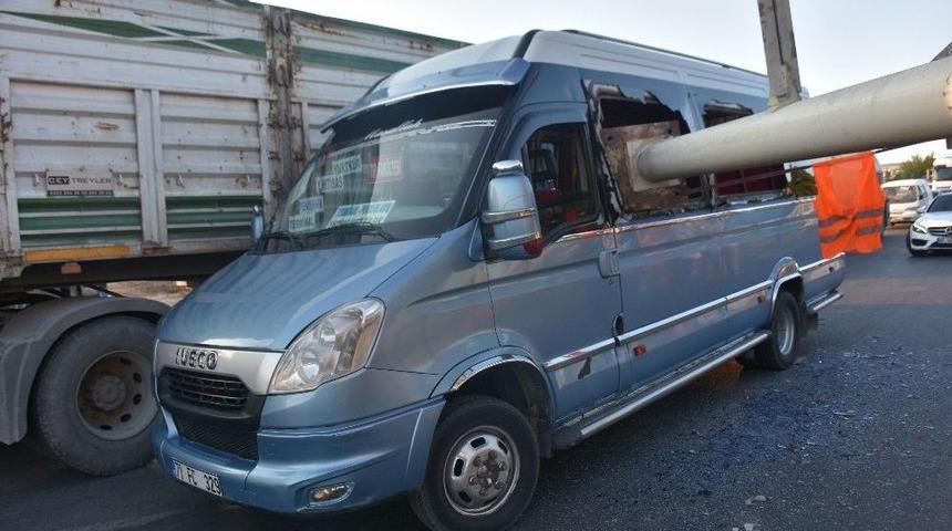 Kavşakta &lsquo;u D&ouml;n&uuml;ş&uuml;&rsquo; Yaparken &Ccedil;ocuğun Canına Mal Oluyordu