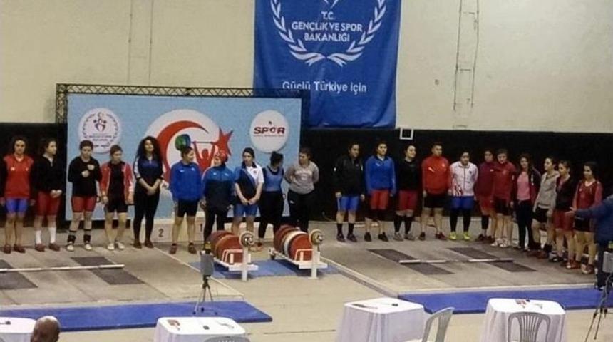 Viranşehirli &Ouml;ğrencilerin Halterdeki Başarısı