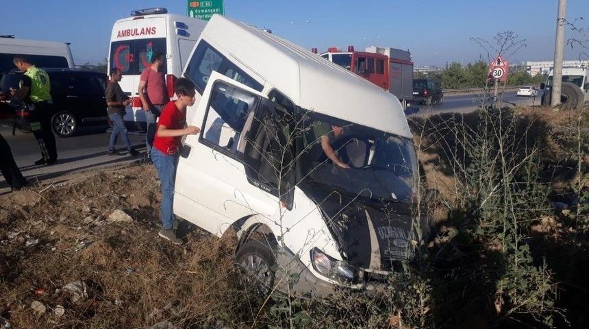 Minibüs Dereye Uçtu: 4 Yaralı