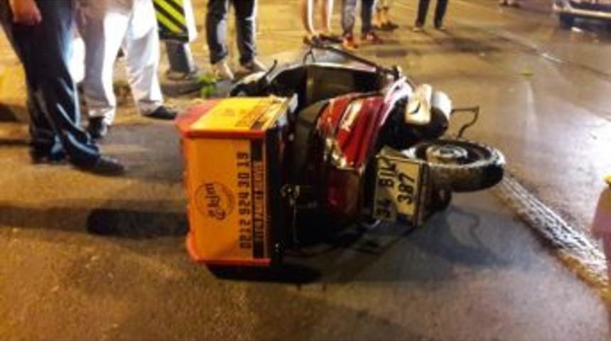 Fatih&rsquo;te Motosiklet İle Taksi &Ccedil;arpıştı: 1 Ağır Yaralı