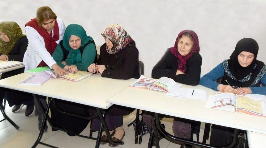 Şahinbey&rsquo;de Okuma - Yazma &Ouml;ğrenen Kursiyerlerin Hayatı Değişti