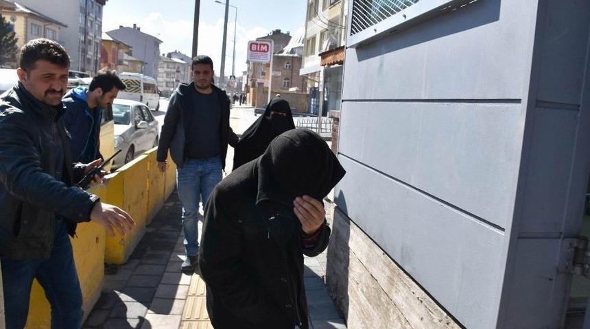 Aşkı İ&ccedil;in &Ccedil;arşaf Giyerek Kadın Kılığına Girdi