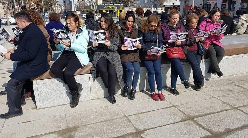 Chp&rsquo;li Kadınlardan &Ccedil;ocuk İstismarını Protesto Etti