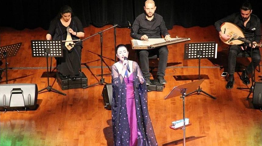 G&uuml;lses Şarkılarını &Ccedil;ocuklarla S&ouml;yledi