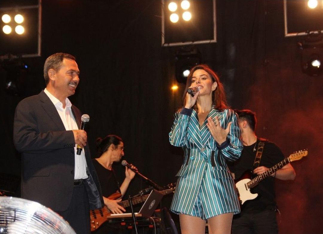 Pop Sanat&ccedil;ısı Simge Hastaneden &Ccedil;ıkıp Konser Verdi