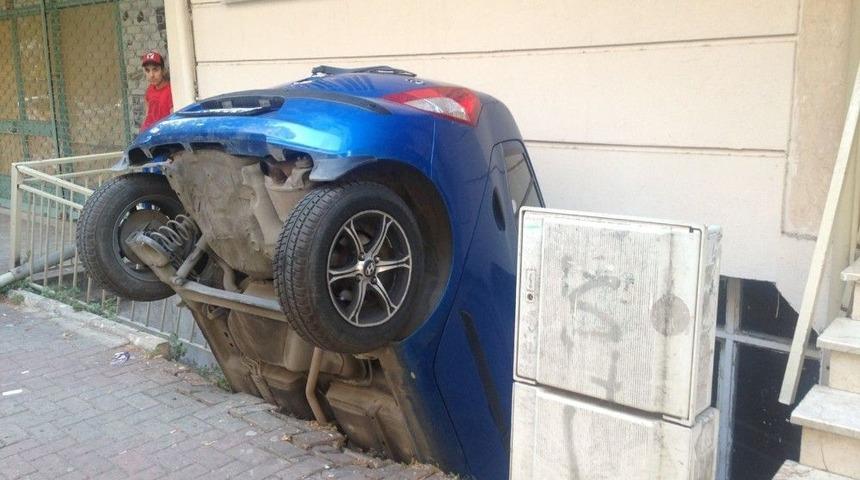 (&ouml;zel) Fren Yerine Gaza Bastı, Apartman Boşluğuna U&ccedil;tu