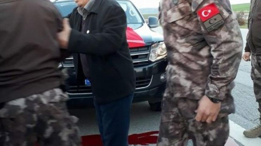 &Ouml;zel Harekat&ccedil;ı Oğlunun Arkadaşlarını Kurban Keserek Karşıladı