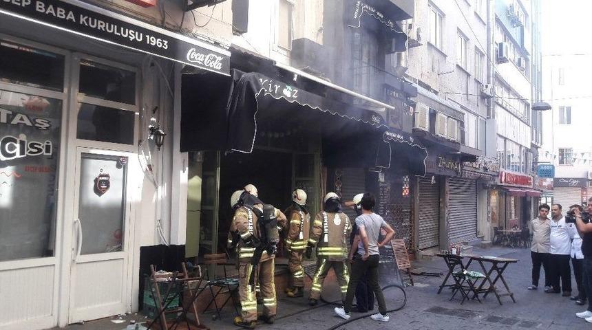 Beşiktaş &Ccedil;arşı&rsquo;da Yangın Paniği