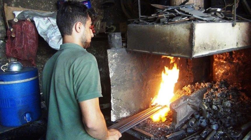 19 Yaşındaki Gen&ccedil; 90 Derece Sıcaklıkta Demir B&uuml;k&uuml;yor