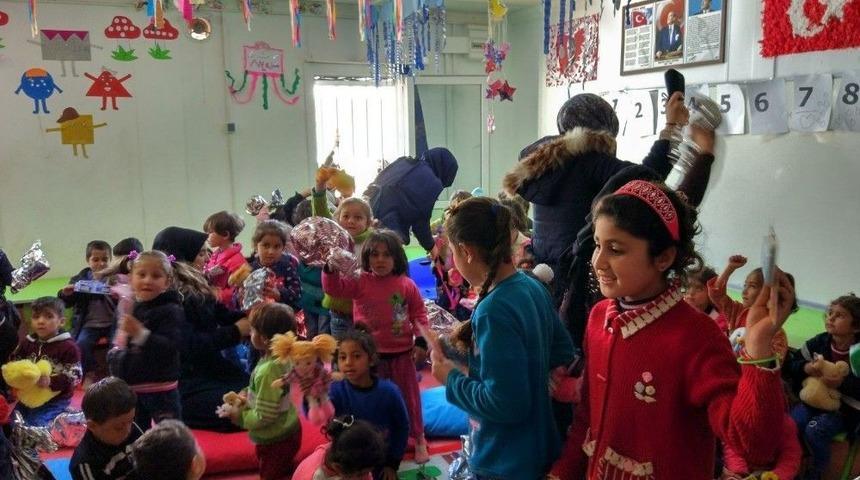 &Ccedil;adır Kentte Kalan Suriyeli &Ccedil;ocuklar Sevindirildi
