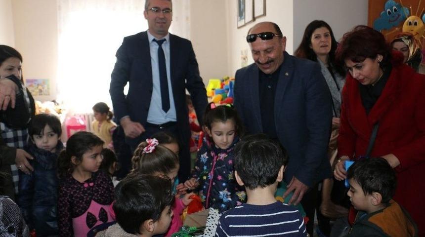 Minik &Ouml;ğrenciler Kardeş Okulunu Unutmadı