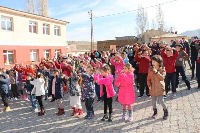 Minik Öğrenciler Kardeş Okulunu Unutmadı