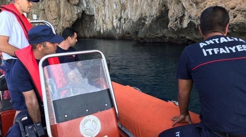 Falezlerde Sıkışan Kediyi Sahil G&uuml;venlik Kurtardı