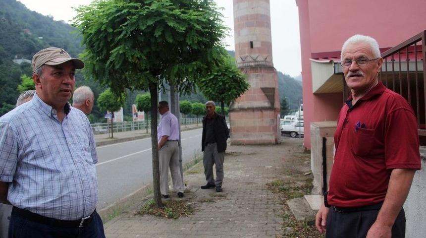 Yol Ortasında Kalan Minare