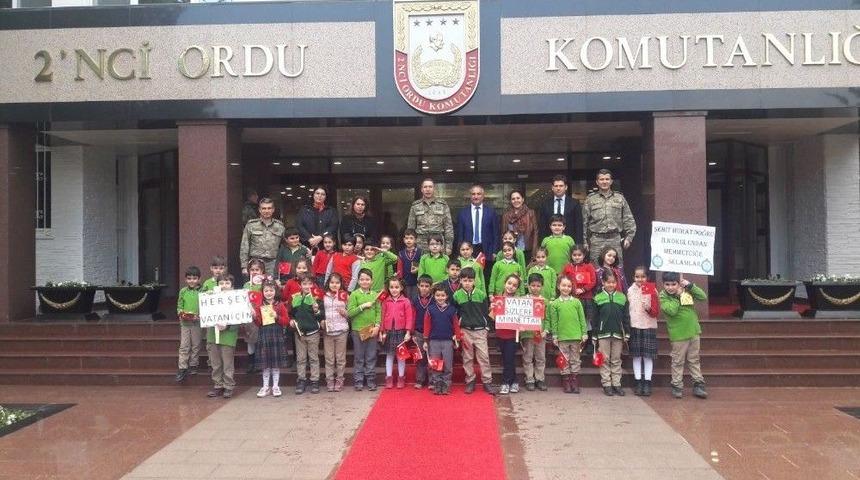 Minik &Ouml;ğrencilerden Askere Moral Ziyareti