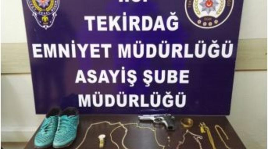 &Uuml;&ccedil; Evde Hırsızlık Yapan Şahıs Saklandığı Evde Yakalandı