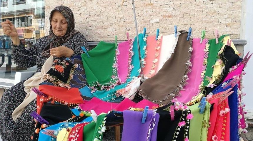 Hediye Ninenin Şemsiye &Uuml;zerine A&ccedil;tığı Tezgahta Rengarenk Hediyelikleri