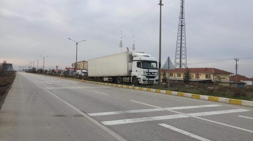 S&uuml;r&uuml;c&uuml;s&uuml; Uyuyan Tır Ref&uuml;je &Ccedil;ıktı