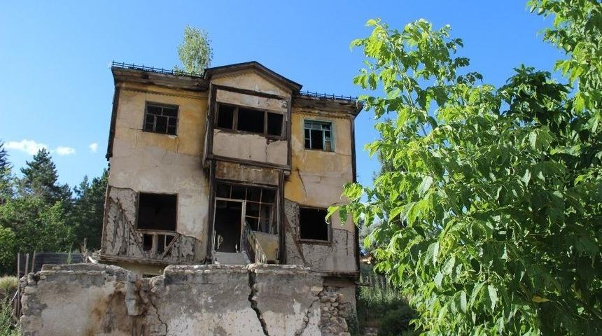 Defineciler Metruk Binaları Mesken Tuttu