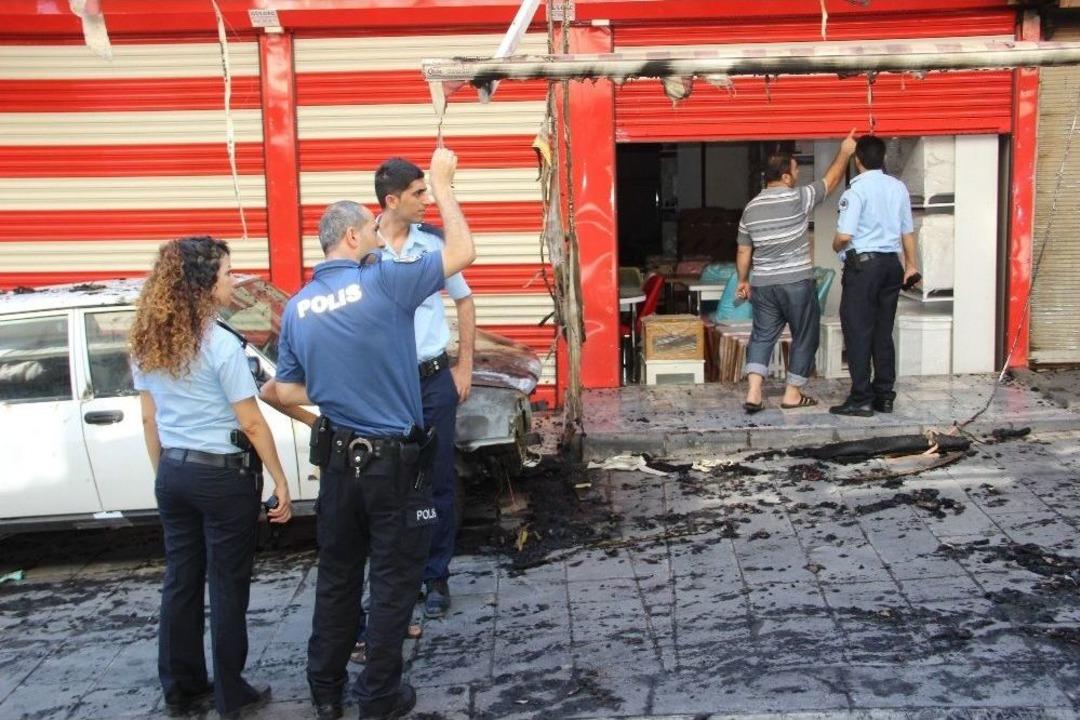 İş Yeri &Ouml;n&uuml;nde &Ccedil;ıkan Yangında 3 D&uuml;kkan İle Bir Otomobilde Hasar Oluştu