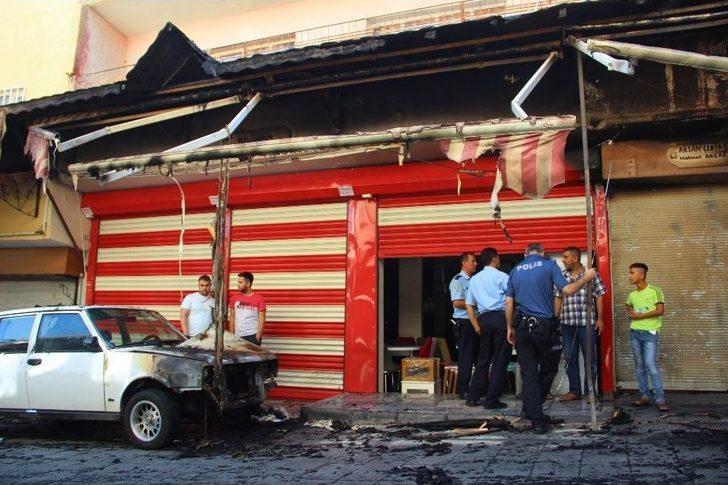 İş Yeri Önünde Çıkan Yangında 3 Dükkan İle Bir Otomobilde Hasar Oluştu G3