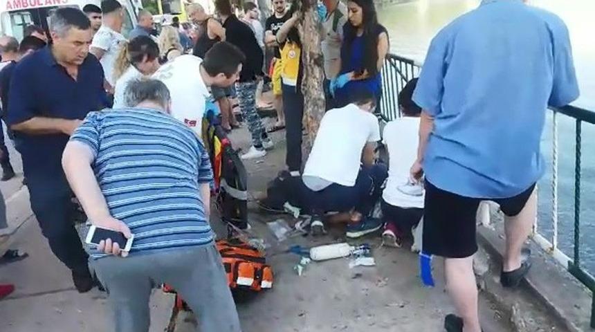 Yol Kenarında Bekleyen Baba Ve Oğluna Otomobil &Ccedil;arptı: 1 &Ouml;l&uuml;, 1 Yaralı