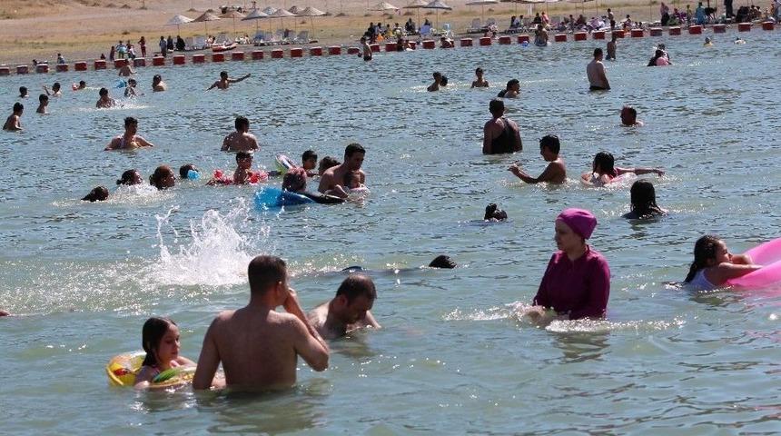 Hazar G&ouml;l&uuml; Tatilcilerin Akınına Uğradı