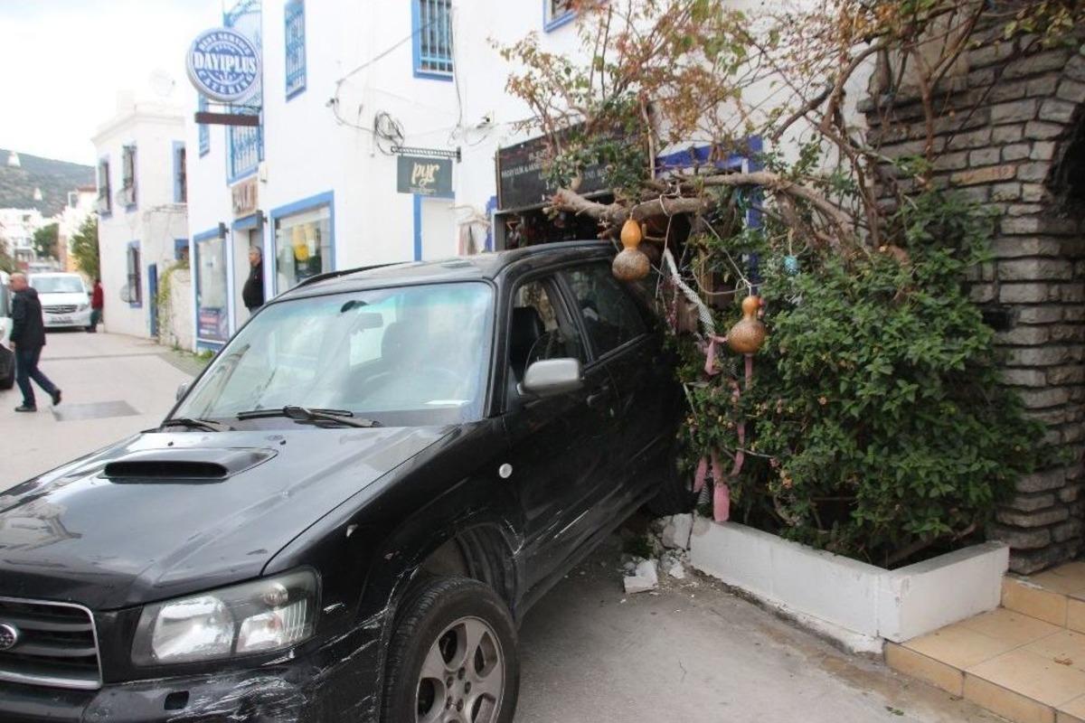 Firen Yerine Gaza Bastı, Cipiyle D&uuml;kkana Girdi