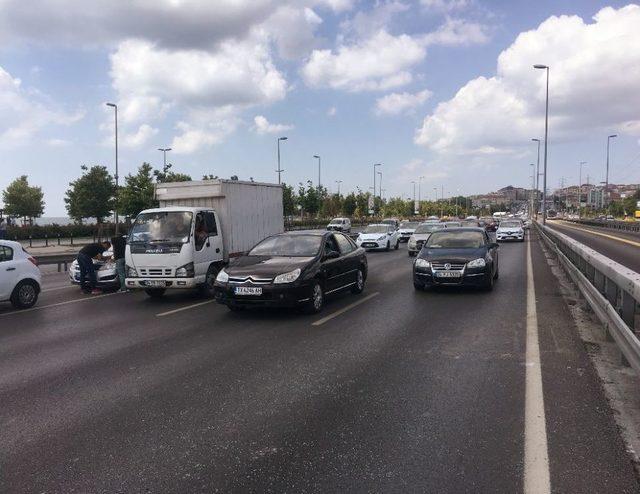 Küçükçekmece’deki Zincirleme Kaza Trafiği Felç Etti