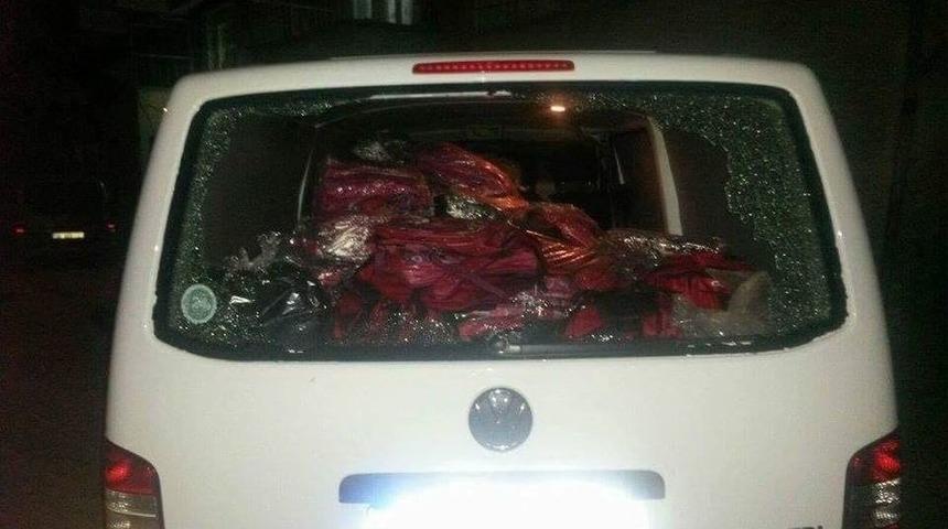 Mıcırlar Ara&ccedil;ların Camlarını Kırıyor