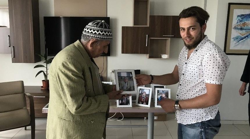 Hediye Siteminde Bulunan Yaşlılara Resim S&uuml;rprizi