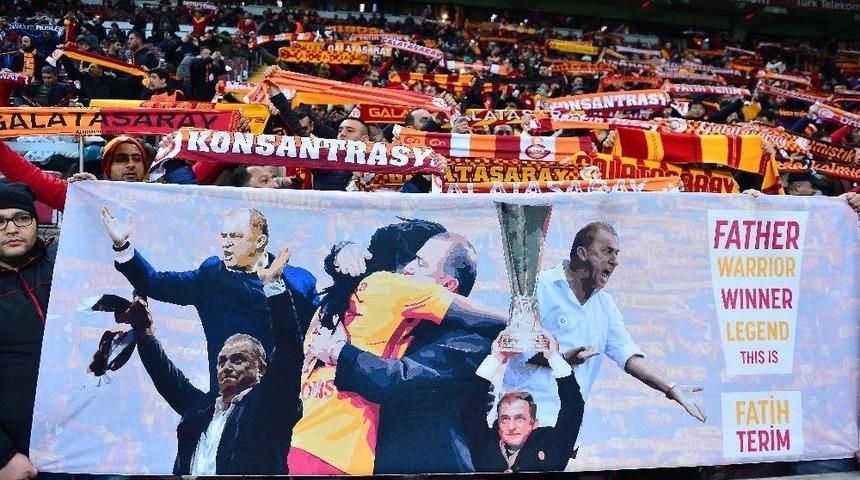 Taraftarlardan Gomis&rsquo;e Pankartlı Destek