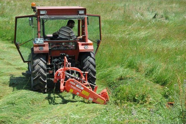 Kars&rsquo;ta &Ccedil;ift&ccedil;ilerin Ot Bi&ccedil;me Mesaisi Başladı 2
