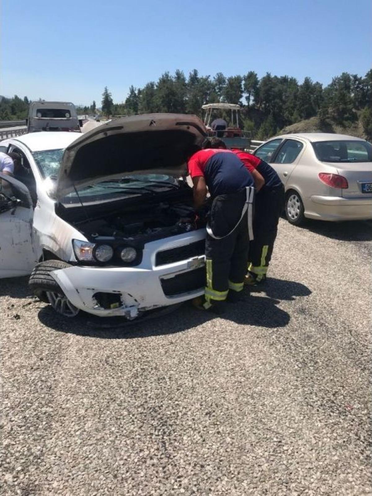 Otomobil Bariyere &Ccedil;arpıp Takla Attı: 3 Yaralı