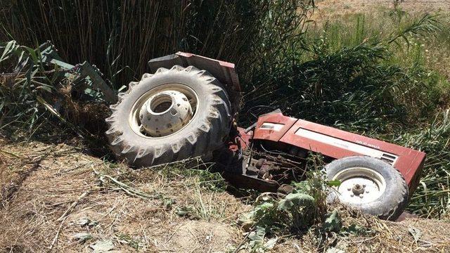 Devrilen Traktörün Altında Kalan Çiftçi Öldü