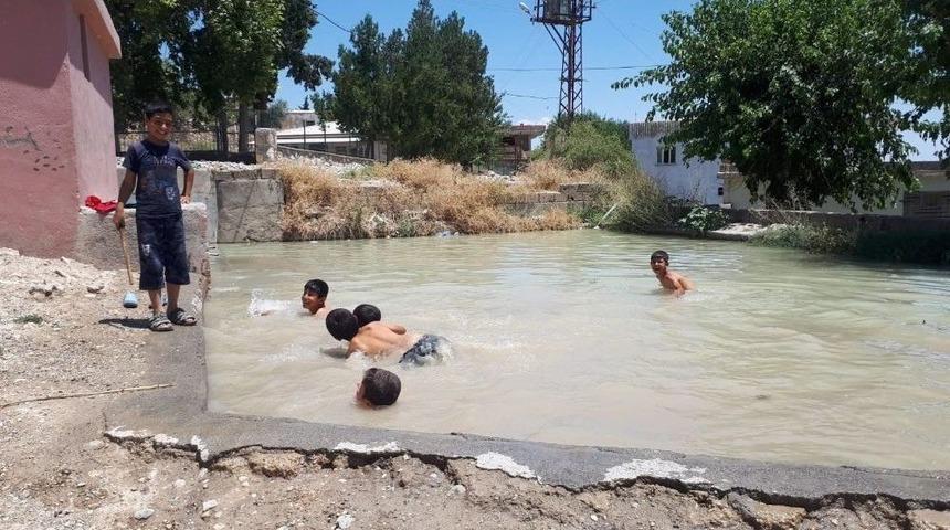 Yaşı K&uuml;&ccedil;&uuml;k &Ccedil;ocuklar K&ouml;y Havuzlarında Serinliyor