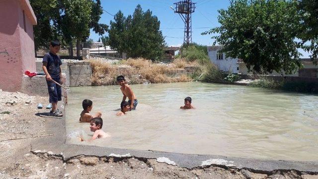 Yaşı Küçük Çocuklar Köy Havuzlarında Serinliyor