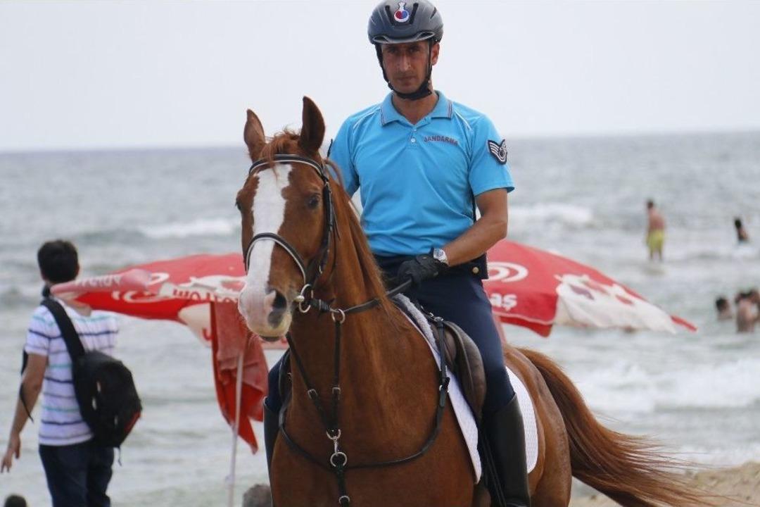 Şile Sahillerinde Atlı Jandarmalar G&ouml;revde