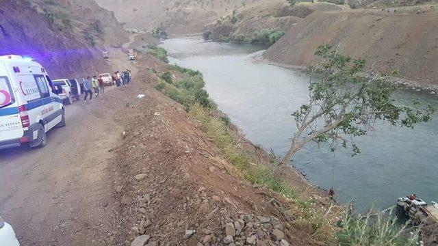 Bingöl’de Kamyon Nehre Uçtu: 1 Yaralı