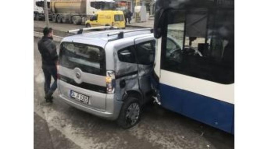 Geri D&ouml;nmeye &Ccedil;alışan Otomobile Belediye Otob&uuml;s&uuml; &Ccedil;arptı